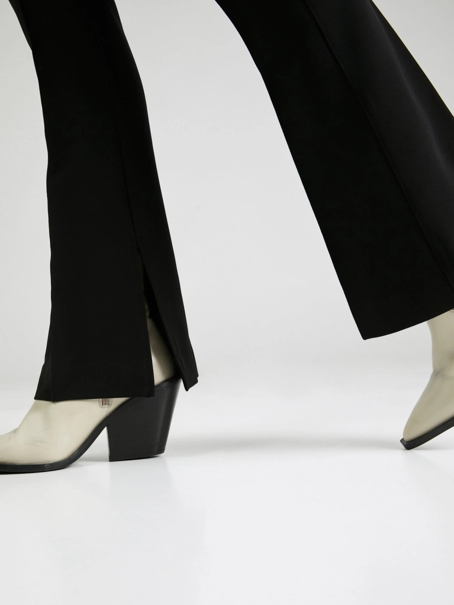 QS By S.Oliver Pantalons De Survêtement évasé Pantalon Femme Noir 7 QS By S.Oliver Pantalons De Survêtement évasé Pantalon Femme Noir – Image 5