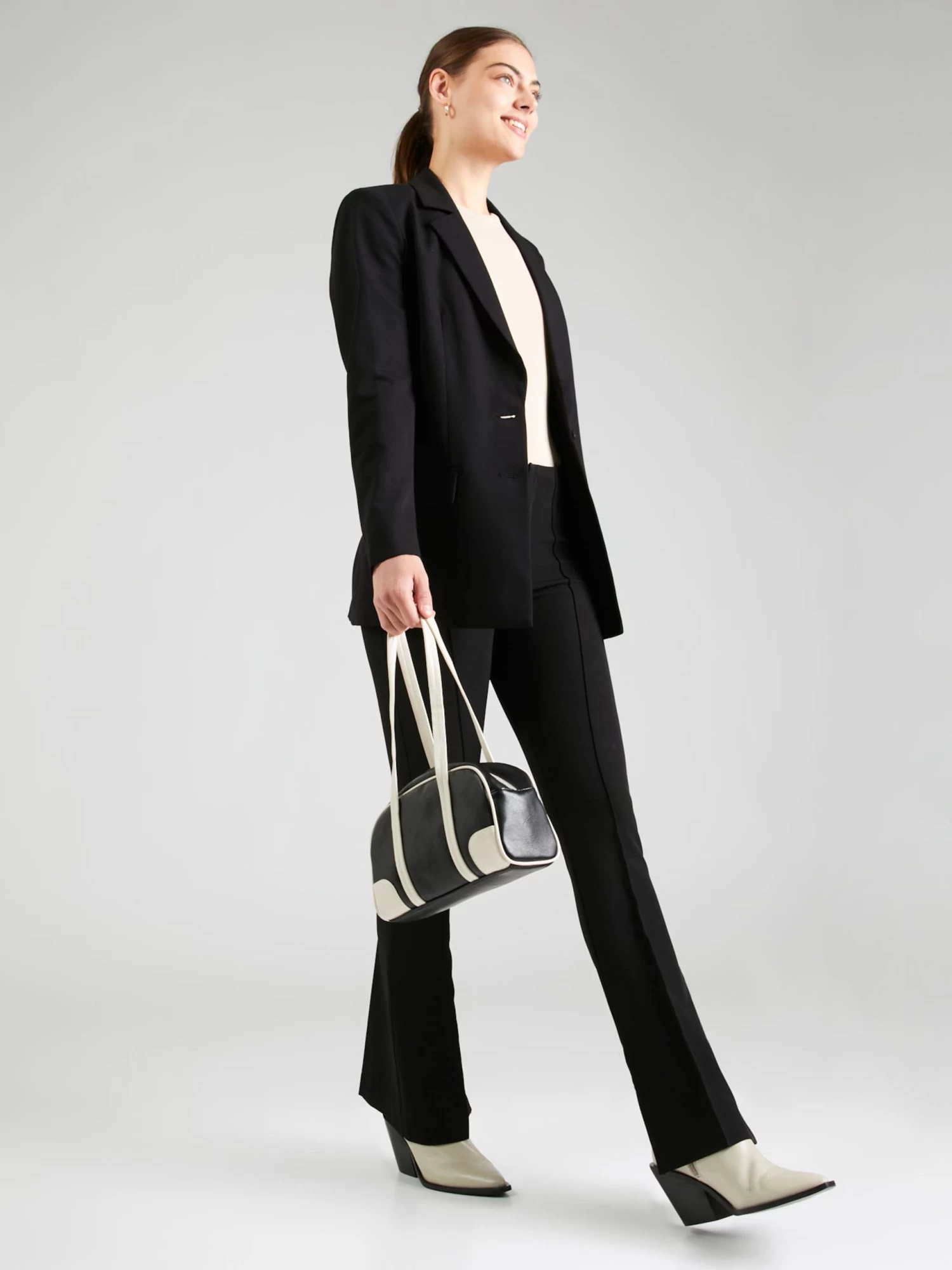 QS By S.Oliver Pantalons De Survêtement évasé Pantalon Femme Noir 6 QS By S.Oliver Pantalons De Survêtement évasé Pantalon Femme Noir – Image 4